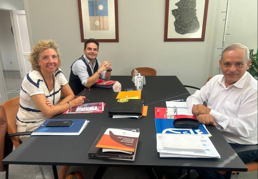 El Cabildo y la Cámara de Comercio reforzarán los programas de empleo juvenil y de mayores de 45 años